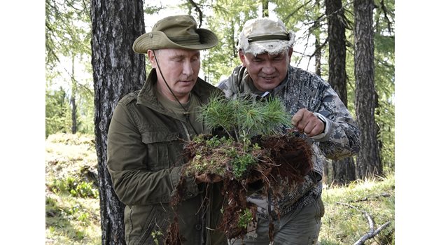 Сергей Шойгу често ловува с президента Владимир Путин.