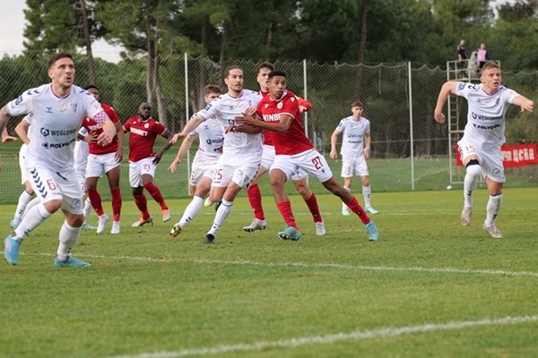 Футболисти на “Гурник” и ЦСКА очакват напрегнато центрираната топка в пеналта на полския тим.
СНИМКА: CSKA.BG