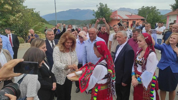 Жителите на с. Големо Острени посрещнаха тържествено вицепрезидента Илияна Йотова. СНИМКИ: ВИНСЕНТ ТАНОВСКИ