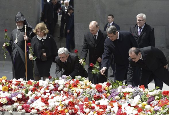 Главата на арменската църква (от ляво на дясно), арменският президент Серж Саркисян и съпругата му, президентите на Русия, Кипър и Франция поставят цветя в памет на жертвите.