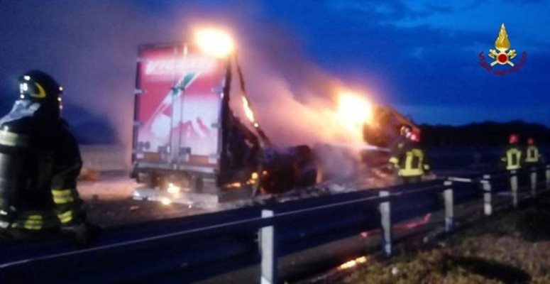 Тежък инцидент с тир, шофиран от българин, предизвика хаос на магистралата А14 до Чивитанова, област Марке. СНИМКИ: Италиански пожарникари