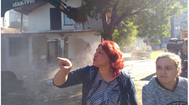 Люти клетви и писъци огласиха бутането на ромски къщи в Арман махала