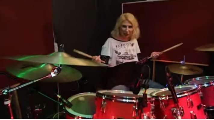 Професионалният музикан Десислава Петкова, с творческия псевдоним SunDessi, показва във видео творческият процес в една група от гледна точка на барабаните и тяхната роля, като част от една алтернативна рок група.
Кадър от видеото й в ютуб