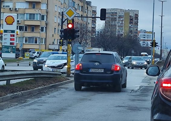 Патрулка мина на червено и блъсна кола на булевард в София Снимка: Facebook/Катастрофи в София/Radoslav Georgiev