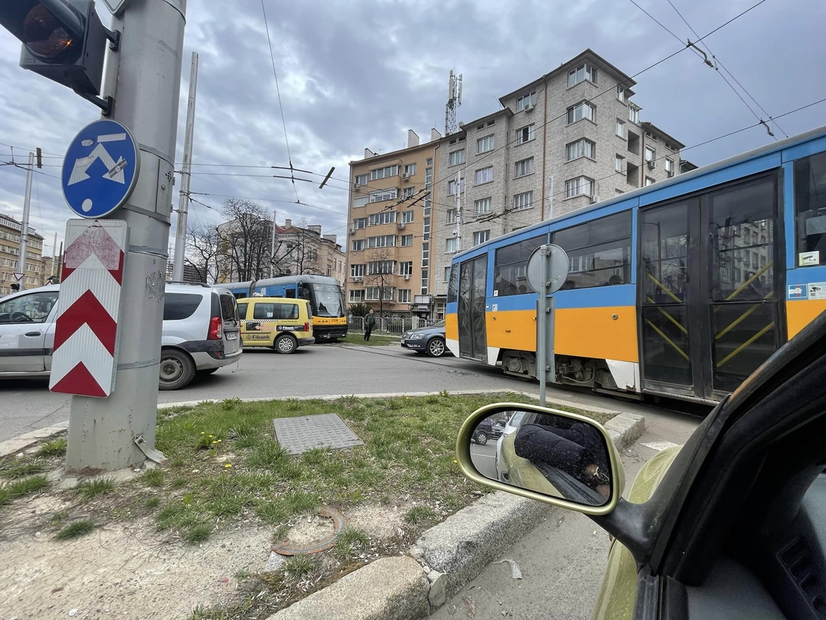 Трамвай и кола се сблъскаха в София (Снимки)