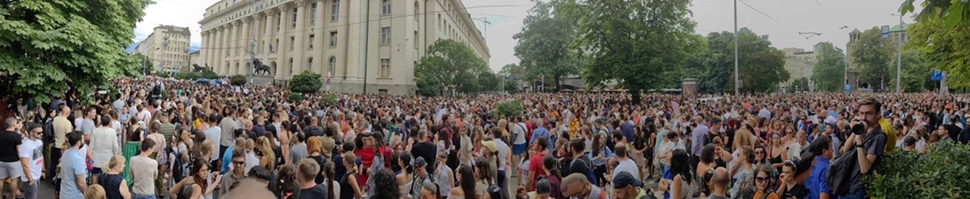 Десетки хиляди се стекоха пред Съдебната палата в София снощи. Много от хората издигнаха пакати, други отправиха послание и с факта, че доведоха синовете и дъщерите си.