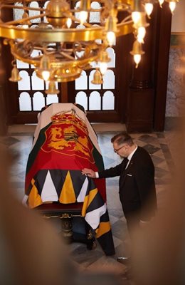 昨天，数百名公民和官员在费迪南国王的灵柩前表达了最后的敬意