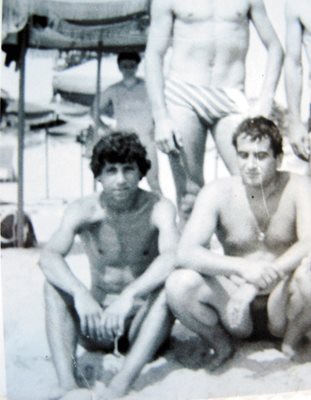 Христо (вляво) на море като футболист на "Хеброс" - Харманли