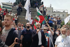 Протестът на "Възраждане" се мести пред Министерство на здравеопазването