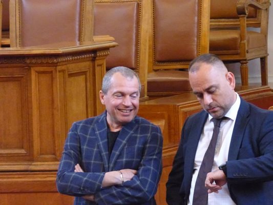 Тошко Йорданов (Вляво) в Народното събрание
Снимка: Румяна Тонева