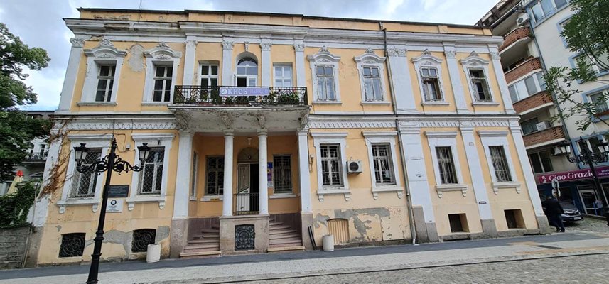 Фасадата на сградата на КНСБ в Пловдив все още е красива, макар и доста олюпена и занемарена.