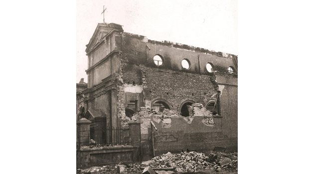 Храмът е пострадал тежко от бомбардировка на 30 март 1944 г.