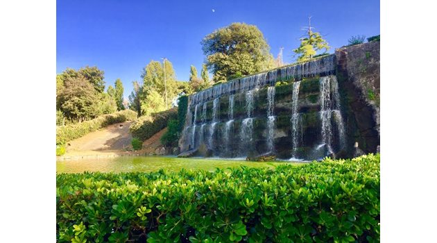Градината на водопадите е реализирана през 1961 г. по проект на Рафаеле де Вико.