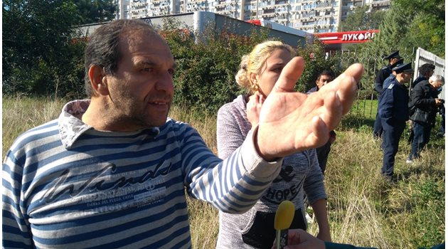Собственикът на къщата Герасим Асенов казва, че ще опъне палатка пред кметството.