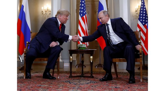 С ръкостискане и приятелско намигване Тръмп и Путин обявиха края на новата Студена война. СНИМКИ: РОЙТЕРС