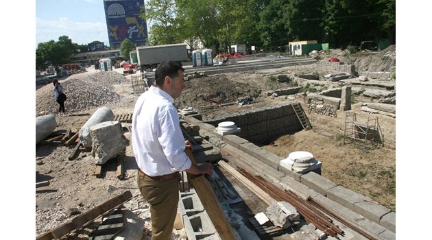 Кметът Иван Тотев наблюдава реставрацията. Преди 7 г. той пое риск с разкопките, които обаче се отблагодариха с много артефакти, които вече се експонират. Снимки: Евгени Цветков