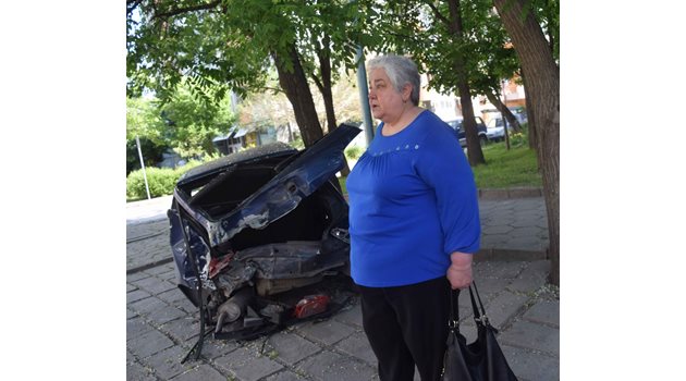 Златка Терзиева пред съсипаната си кола. Снимки: Авторът