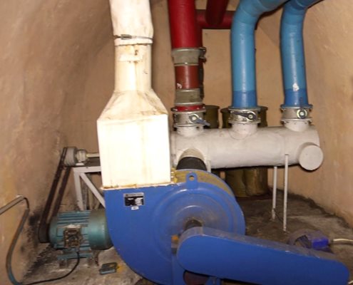 The red pipe provides outside air.  It is filtered through a pump.  The breathable air passes through the white tube.  If there is nowhere else to get air, the blue recirculates the internal.