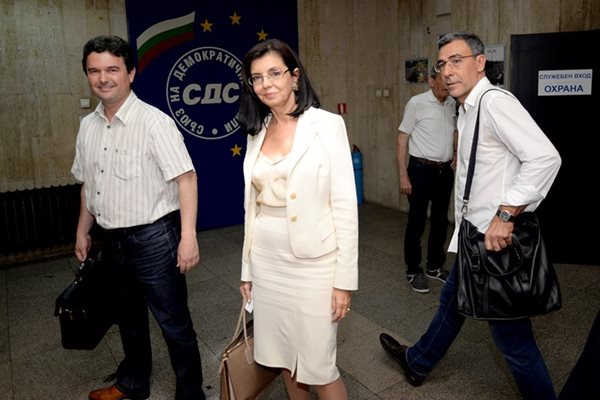 Меглена Кунева пристига в централата на СДС със заместника си Найден Зеленогорски, който е председател на националния предизборен щаб на Реформаторския блок, и с Даниел Вълчев.