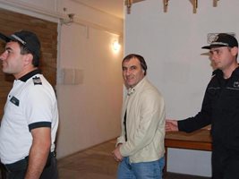 Полицаи водят в съда Алидин Алиев-Алчо. 
СНИМКА: АВТОРЪТ