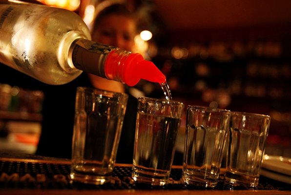 Въпреки че пият сравнително често и казват, че по купони обръщат една след друга по 5 и повече напитки, българските ученици не са рекордьорите по консумация на алкохол.