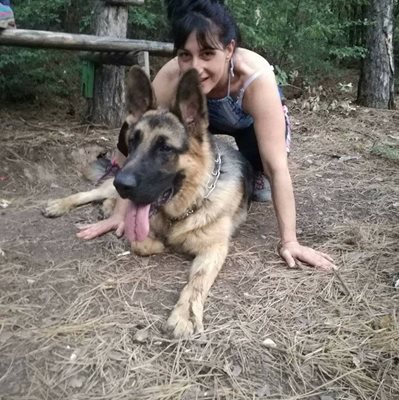 Кети Кюхова със семейното куче, което също е открито застреляно СНИМКА: Фейсбук