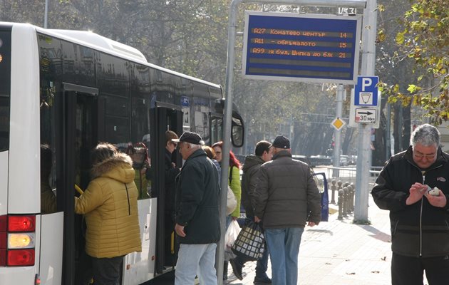 Информационните табла по спирките дават невярна информация за пристигащите автобуси.