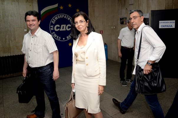 Меглена Кунева пристига в централата на СДС със заместника си Найден Зеленогорски, който е председател на националния предизборен щаб на Реформаторския блок, и с Даниел Вълчев.