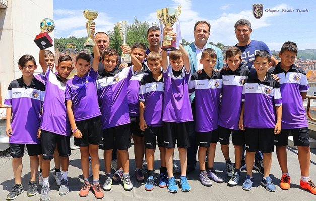 Кметът и Красимир Балъков с младите футболни надежди