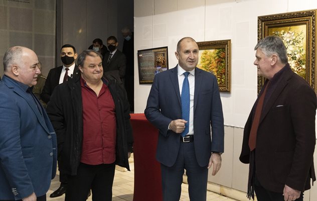 Президентът Румен Радев присъства на официалната премиера на документалния филм „Белите орли“.