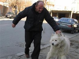 Безработният Сашо Йорданов намери 400 лв. и ги върна на майката на Стоян Балтов. 
СНИМКИ: АВТОРЪТ