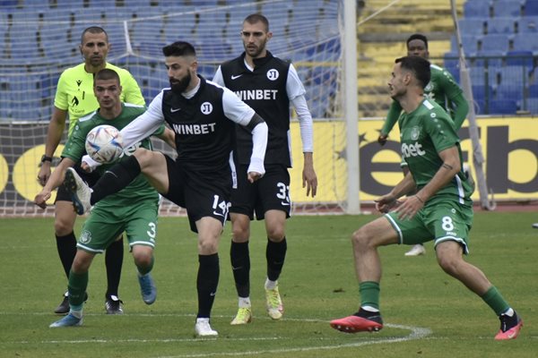 Капитанът на "Локо" (Пд)  Димитър Илиев и съотборниците му загубаха първата си контрола с 0:1 от "Хебър".