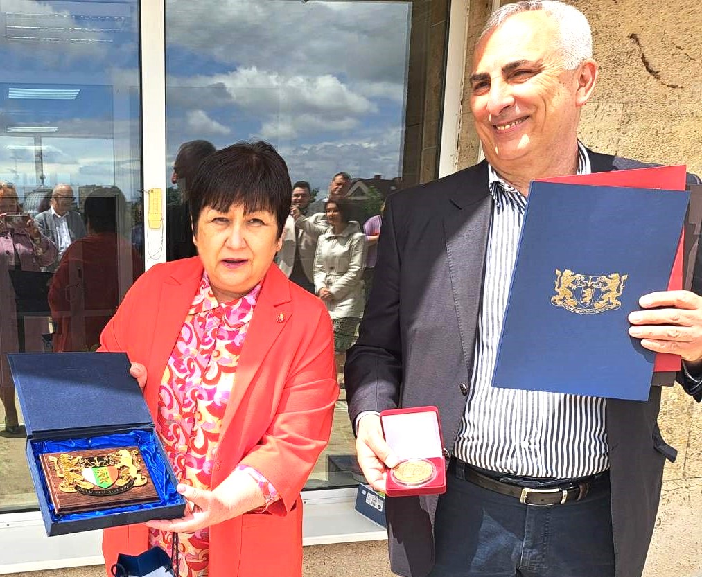 Връчиха златен почетен знак на бившия шеф на Апелативния съд в Пловдив за пенсионирането му