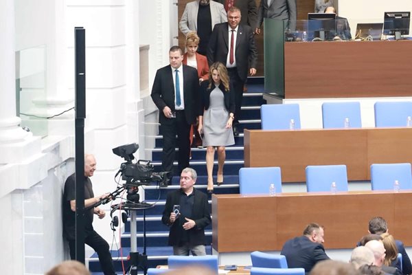 Цялата група на ИТН бе в залата и гласува “против” кабинета “Желязков”, въпреки че се явиха на преговорите с ГЕРБ за съставяне на правителство.