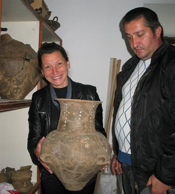 Археологът Николай Казашки и реставраторът Екатерина Илиева от Регионалния исторически музей във Видин
