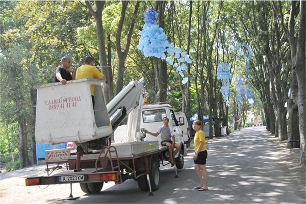 Риби и други морски животни, направени от балони, ще красят алеите във фестивалното градче (в кръгчето).