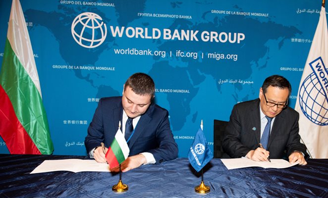Министър Владислав Горанов подписа споразумението за офис на Световната банка на 12 април с управляващия и главен административен директор Шаолин Янг.