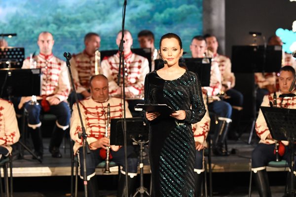 Водещата на празничния концерт Галя Димитрова