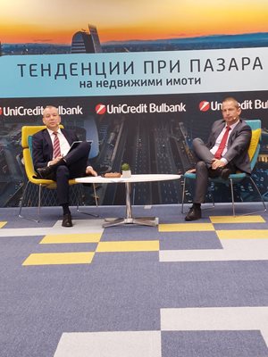 Кристофор Павлов (вляво), главен икономист на Уникредит Булбанк и Юлиян Влахов, директор на дирекция в банката. 