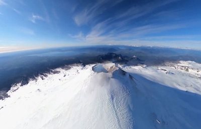 Мъж летя в кратера на активен вулкан (Видео)