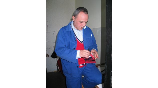 2004 г., в затвора Йоргов сгъва подаръчни пликчета. СНИМКА: АВТОРЪТ