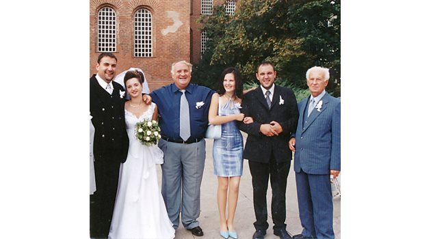 Димитър Марковски и съпругата му Диана на сватбата им. До тях са от ляво на дясно Марин Марковски, снаха му Петя, синът му Филип и баща му Филип Марковски, който е първият адвокат в семейството.