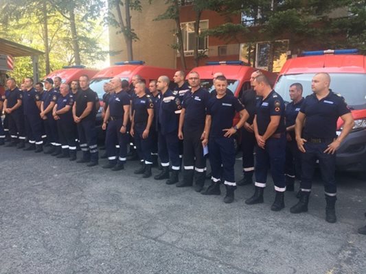 36 български пожарникари отпътуваха за Гърция, за да се включат в гасенето на пожарите
Снимка: Ненко Станев