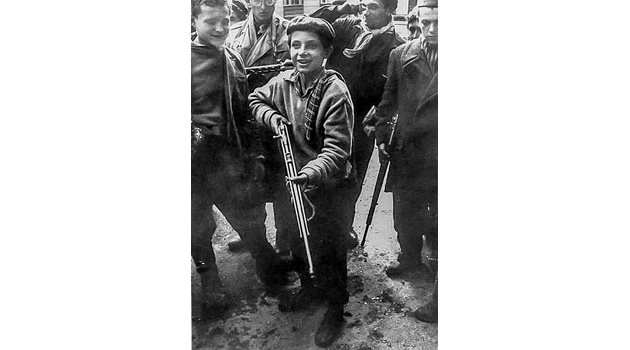 СЪПРОТИВА: Деца също воюват заедно с възрастните по време на въстанието.