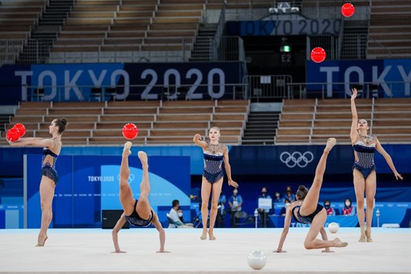 Българските момичета по време на съчетанието си с пет топки във финала на олимпийския турнир по художествена гимнастика в Токио. СНИМКА: ЛЮБОМИР АСЕНОВ, LAP.BG