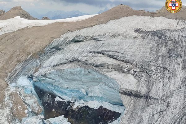 Снимка от алпийските спасителни служби показва къде се е срутил ледникът в планината Мармолада.