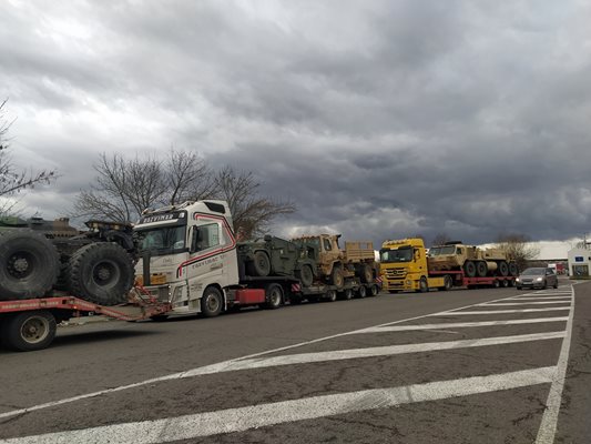 Цяла колона с бойни машини влезе от Гърция у нас.