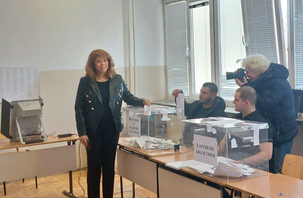 Вицепрезидентът Илияна Йотова гласува на машина. СНИМКА: Прессекретариат на президента