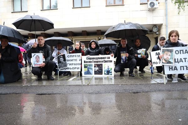 След парламента и блокирането на Орлов мост протестиращите срещу войната по пътищата се отправиха към МВР.