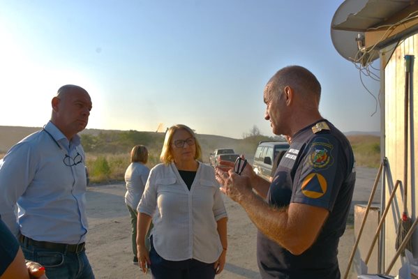 Кметът на Пловдив Костадин Димитров, областният управител Христина Янчева и Димитър Бришимов от пожарната по време на гасенето често отскачаха до сметището.